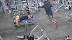 Austrálčan nafingoval nehodu v posilňovni. Nič netušiacemu mužovi pustil na hlavu 20-kilogramové závažie