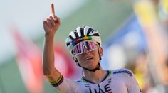 Tadej Pogačar opäť ukázal svoju nezlomnosť a silu. V náročnom stúpaní zdolal najväčšieho rivala