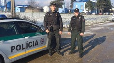 Policajti zachránili mamu 13-ročného školáka pred zamrznutím