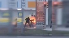 VIDEO: V Bardejove horel muž. Život mu zachránili náhodní okoloidúci, hasili ho kabátmi