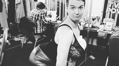 Nášmu moderátorovi narástli obrovské prsia zo dňa na deň. Pozrite