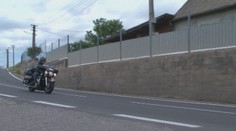 Motorkári v ohrození: Muž z Černian na nich vylieva za jazdy vodu