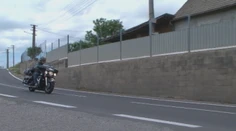 Motorkári v ohrození: Muž z Černian na nich vylieva za jazdy vodu