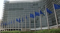 Brusel chce zabrániť, aby ľudia z chudobnejších krajín chodili do bohatších kvôli dávkam