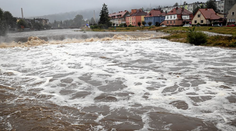 Mohutný dážď dáva o sebe vedieť aj v Poľsku. V kritických oblastiach pomáhajú vrtuľníky