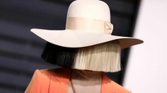 Speváčka Sia ukázala po dlhom čase svoju tvár. Vyzerá prekrásne