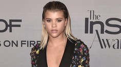 Bieberova bývalá na večierku: Obrovský výstrih a v ňom nič