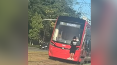 VIDEO: Viezol sa na kapote bratislavskej električky. Po hazardérovi teraz pátra polícia