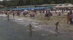 Chuť užiť si leto je silnejšia ako strach z mín. V ukrajinskej Odese otvorili mestské pláže