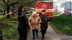 Pred bytovkou v Košiciach stáli od rána ľudia. Dôvodom bola podozrivá bandaska