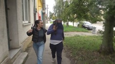 V Trnave má roky pôsobiť ozbrojený rodinný gang. Jeho údajným členom sme zaklopali s kamerou pri dverách