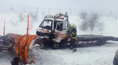 Išiel pomáhať vodičom z reťazovej nehody, možno príde o nohu. Odťahovka sa zrazila so snežným pluhom!