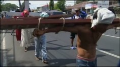 Filipínčania nosia kríže a bičujú sa. Pripomínajú si utrpenie Krista