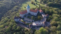 Najmladší zámok na Slovensku je stále v prevádzke. Neuveríte, kto tam prespáva