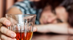 Nebezpečná výzva stála mladého influencera život: Vypil celú fľašu alkoholu