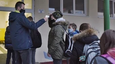 Žiaci sa po vianočných prázdninách do lavíc nevrátia, podľa ministra je to rizikové