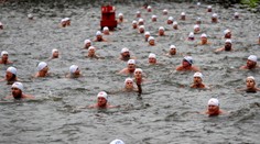 Teplo domova vymenili dobrovoľne za zimu. Nadšenci sa vrhli do vôd Vltavy