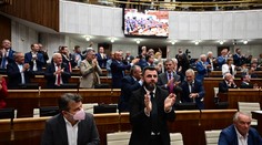 Poslanci schválili zmenu ústavy. Budú v nej zakotvené aj dve pohlavia