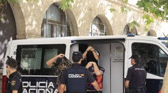 Na Malorke sa pobilo dvesto tínedžerov. Na ulici a v hoteli lietali päste aj stoličky