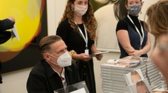 Po príchode na letisko mu vyšiel pozitívny test na COVID. Spevák smeroval do nemocnice