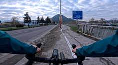 VIDEO: Sem-tam stĺp či výtlk. Nová cyklotrasa v Ružomberku baví aj desí Slovákov