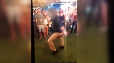 Agent FBI predvádzal v bare odvážne tanečné kúsky, postrelil pri tom muža