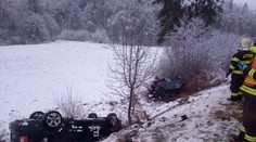Tragická nehoda pri Zvolene: Mimo cesty skončili dve autá, jedna osoba zomrela