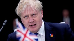 Britská vláda sa otriasa v základoch. Pre Johnsonove vládnutie odstupujú ďalší členovia, premiér odstúpenie odmieta