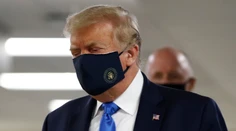 Trump sa na verejnosti prvýkrát ukázal s rúškom