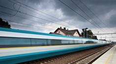 Opitý muž utrpel vážne zranenia po zrážke s vlakom. Záchranári ho museli uviesť do umelého spánku