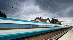 Opitý muž utrpel vážne zranenia po zrážke s vlakom. Záchranári ho museli uviesť do umelého spánku