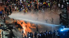 FOTO: Stovky zranených pri masových protivládnych demonštráciách v Rumunsku