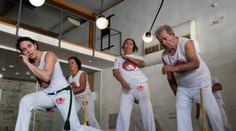 Úľavu nachádzajú v netradičnej terapii. Brazílska capoeira pomáha zmierniť príznaky Parkinsonovej choroby