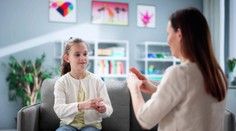 Na Slovensku žijú štyri tisícky nepočujúcich, no máme iba 25 tlmočníkov. Na obzore je však nádej na zmenu