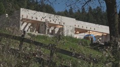 Medzi drevenými domčekmi na Orave vyrastá neznámy objekt. Ďalšia čierna stavba