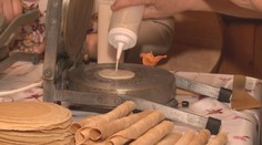 Každá pripraví tisíce kusov. Ženy z Velčíc pri Zlatých Moravciach už od októbra vypekajú vianočné oblátky