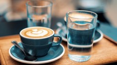 Prečo sa ku káve podáva aj pohár vody? Dôvod mnohých Slovákov prekvapí. Väčšina robí chybu
