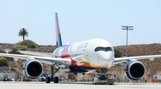 Hororový let. Cestujúcim praskli bubienky, z uší aj nosov sa im valila krv