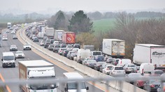 Ľudia vyrážajú z miest na hroby blízkych na vidieku. Na mnohých miestach sú kolóny