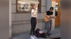 Úradníkovi zrejme rupli nervy. Takto nepekne vyhnal mladých hudobníkov