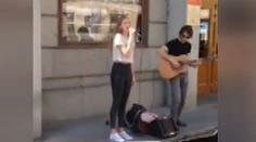 Úradníkovi zrejme rupli nervy. Takto nepekne vyhnal mladých hudobníkov