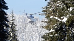 Na Orave pomáha vrtuľník ministerstva vnútra, zhadzuje veľké nánosy snehu zo stromov