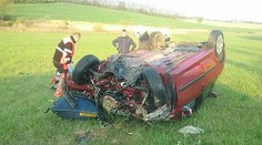 Vážna nehoda pri Jablonici. Auto po zrážke s kamiónom skončilo na streche, oživovali vodiča (50)