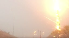 Obrovská rana! Blesk minul ženu v aute len o chlp, podarilo sa jej to nakrútiť