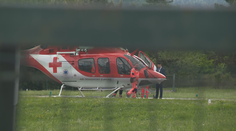 VIDEO: Fica po atentáte previezli do nemocnice. Vrtuľník pristál v Banskej Bystrici