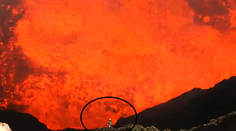Neuveriteľné video! Muž sa ponoril do kráteru chrliacej sopky