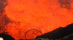 Neuveriteľné video! Muž sa ponoril do kráteru chrliacej sopky