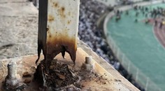 VIDEO: Chvíle hrôzy na štadióne v Alžírsku. Pád tribúny si vyžiadal obete, desiatky ľudí sa zranili