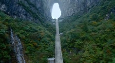 VIDEO: Čínska automobilka chcela ukázať výkon nového SUV. Skončilo sa to fiaskom a poškodením známej pamiatky