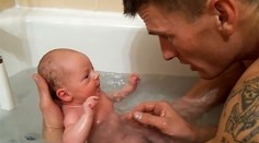 Ženy šalejú z videa sexy otecka, ktorý prvýkrát kúpe dcérku